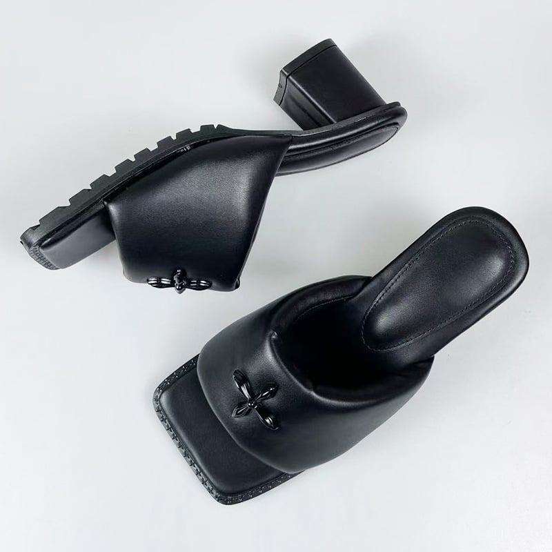 Ženske sandale s kvadratnom nosom, debelim petama i remenom između prstiju, slip-on za vanjsku upotrebu