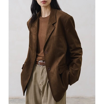 Žensko sako od tamno smeđeg velura, uski kroj, retro casual stil, jesen-zima.