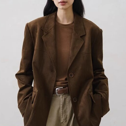 Žensko sako od tamno smeđeg velura, uski kroj, retro casual stil, jesen-zima.