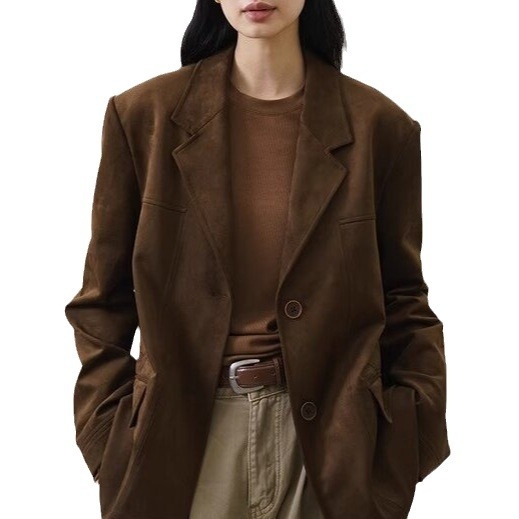 Žensko sako od tamno smeđeg velura, uski kroj, retro casual stil, jesen-zima.