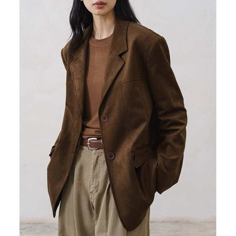 Žensko sako od tamno smeđeg velura, uski kroj, retro casual stil, jesen-zima.