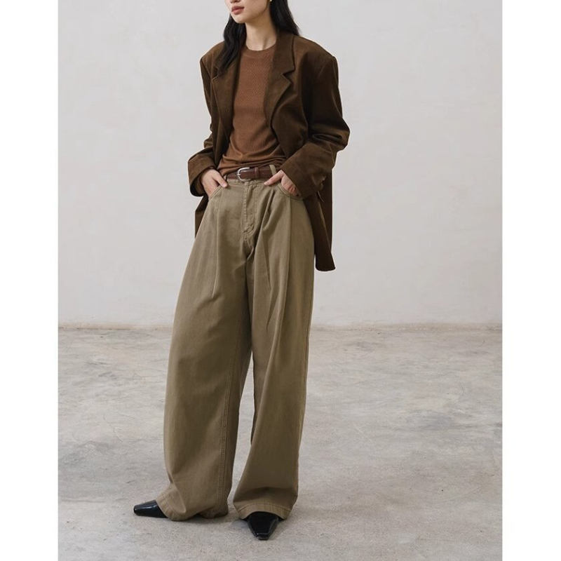Žensko sako od tamno smeđeg velura, uski kroj, retro casual stil, jesen-zima.