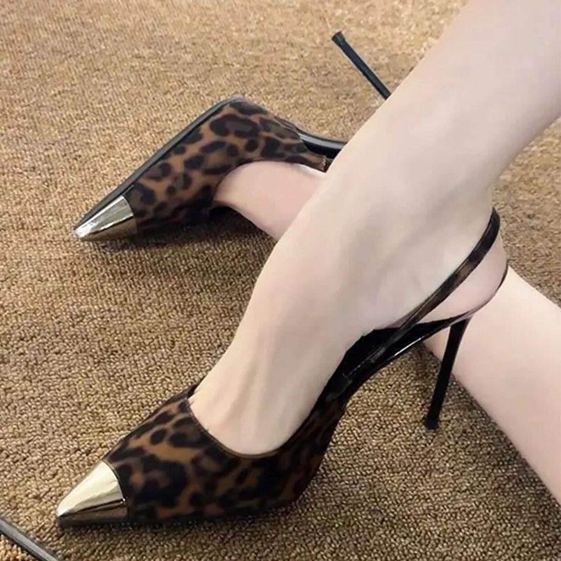 Ženske sandale s leopard printom i metalnim detaljima, niski pet, oštar vrh