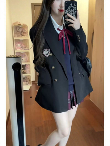 Crno žensko sako JK uniforme, s dvostrukim kopčanjem, uski kroj, školski stil, s oznakama