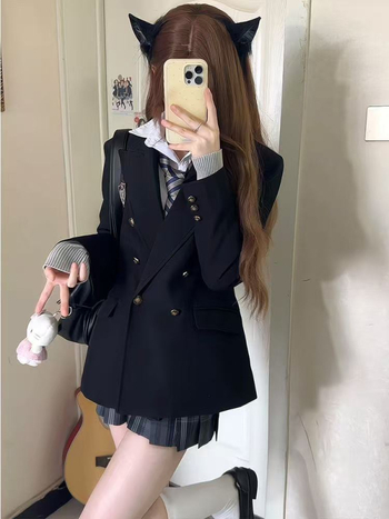 Crno žensko sako JK uniforme, s dvostrukim kopčanjem, uski kroj, školski stil, s oznakama