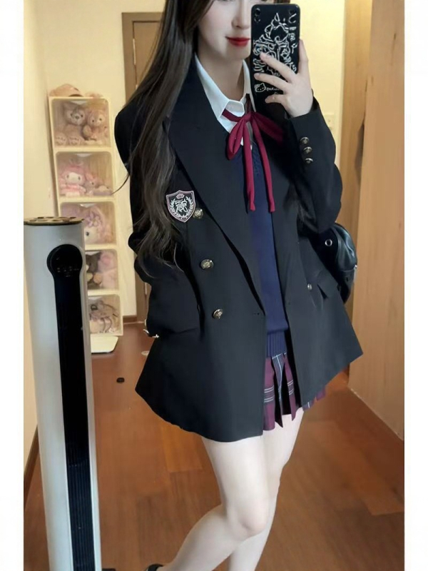 Crno žensko sako JK uniforme, s dvostrukim kopčanjem, uski kroj, školski stil, s oznakama