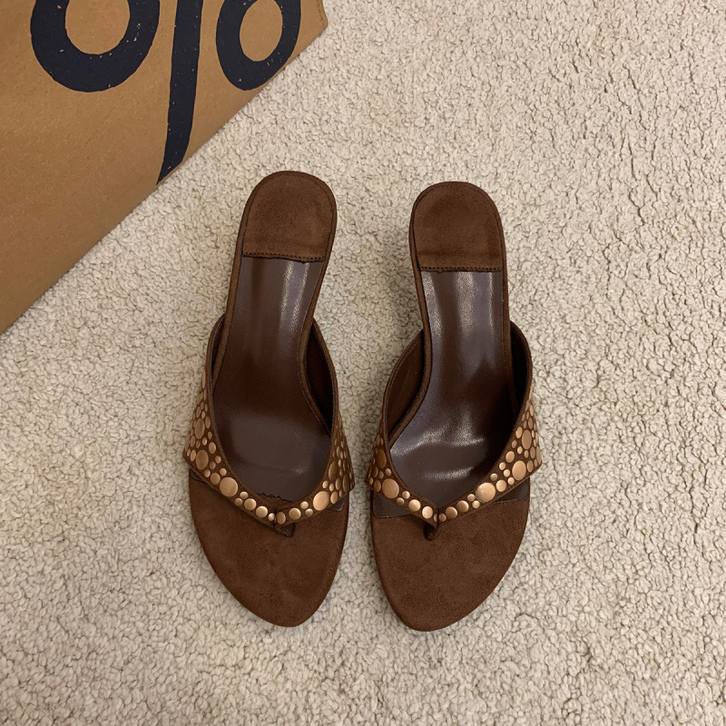 Ženske sandale od ovčje kože, retro stil, nubuk, s rivetima, visoke pete