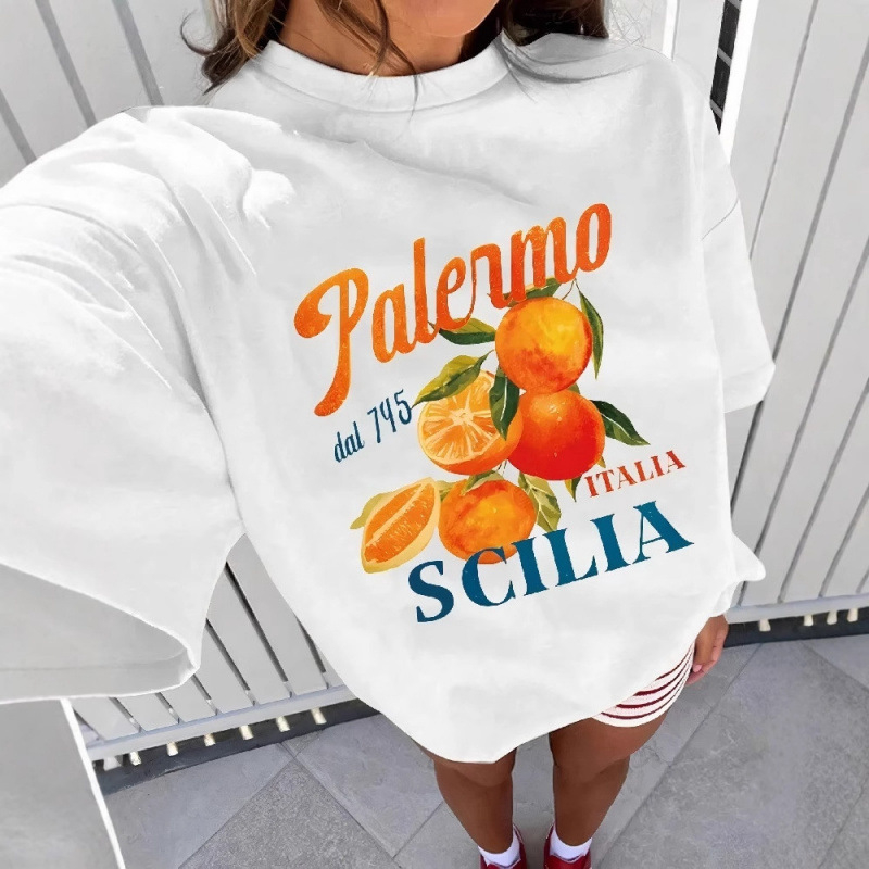 Ženski pamukasti T-shirt s printom pomorandžinog voća i slova, okrugli izrez, kratki rukavi, 3D efekt ispisa, slobodan kroj, srednja duljina (65–80 cm), ljeto 2025, street hipster stil.