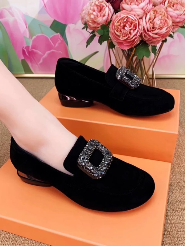 Ženske slip-on cipele od suedea s okruglom špicom, debelim blok potpeticama, ukrašene kristalima, niski otvor, svakodnevna obuća