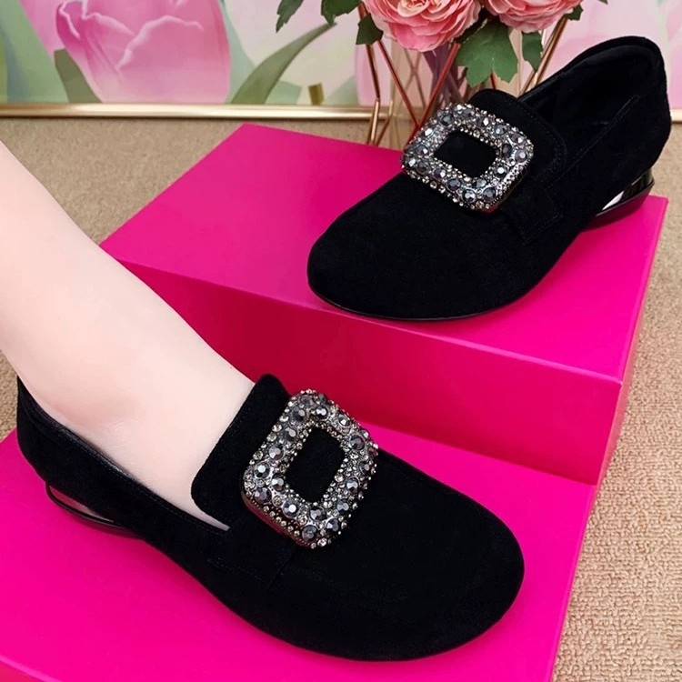 Ženske slip-on cipele od suedea s okruglom špicom, debelim blok potpeticama, ukrašene kristalima, niski otvor, svakodnevna obuća