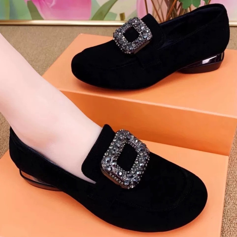 Ženske slip-on cipele od suedea s okruglom špicom, debelim blok potpeticama, ukrašene kristalima, niski otvor, svakodnevna obuća