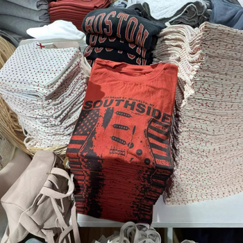 BM stil Crveni print gitare, ženska majica kratkih rukava s okruglim izrezom, sladko-pikantan dizajn, vizualno naglašava siluetu, pogodna za slojevito nošenje ili vanjsku odjeću