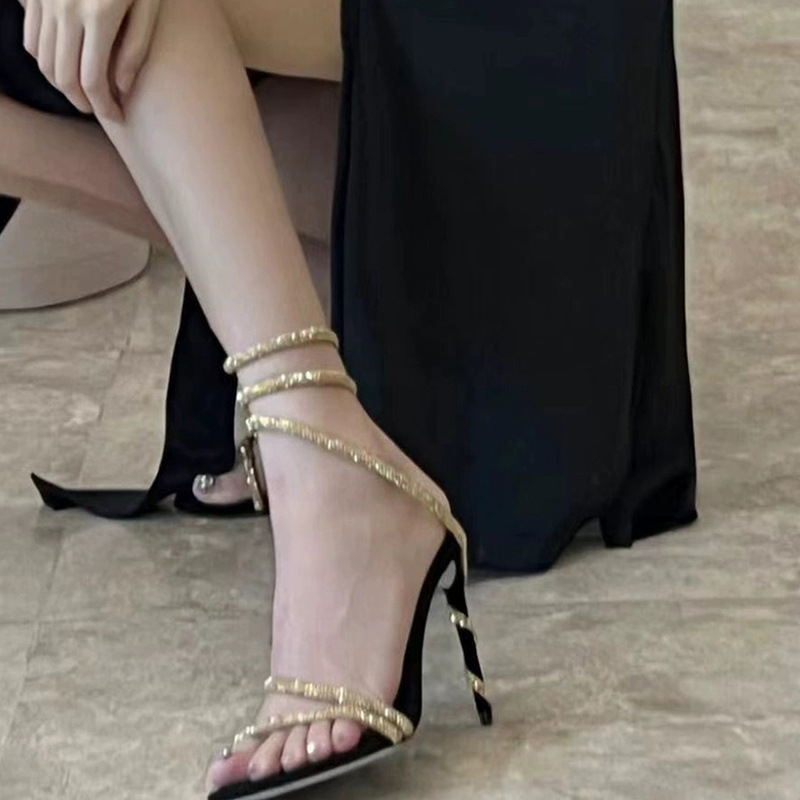 Ženske sandale s visokim potpeticama ukrašene kristalima i motivom zmije, otvoreni prsti, tanki remeni, stiletto potpetica, ljeto 2024