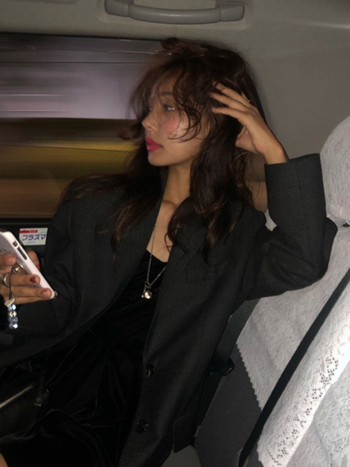 Женски блейзър от полиестер - текстуриран, едноцветен, средна дължина, прав силует, отпред с две копчета, дълги ръкави, пролет 2025.