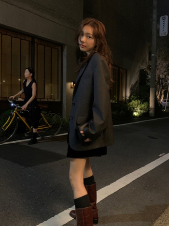 Женски блейзър от полиестер - текстуриран, едноцветен, средна дължина, прав силует, отпред с две копчета, дълги ръкави, пролет 2025.