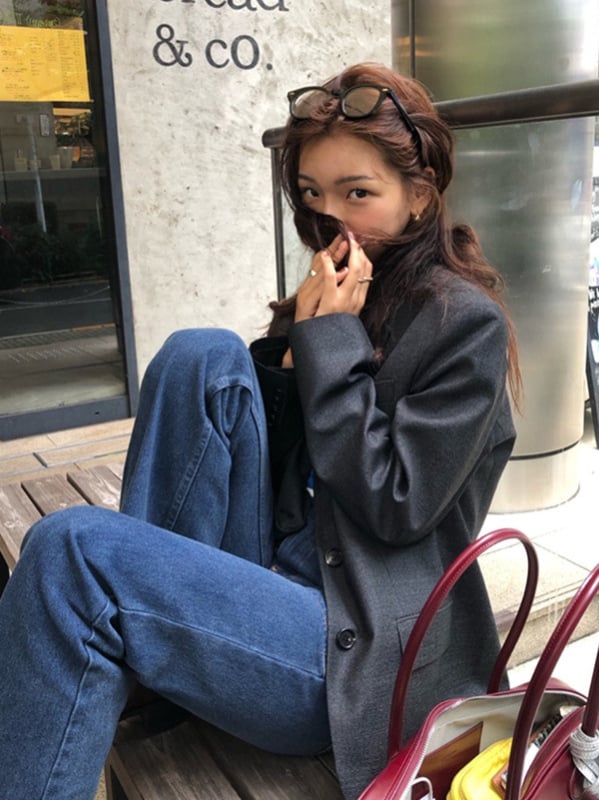 Женски блейзър от полиестер - текстуриран, едноцветен, средна дължина, прав силует, отпред с две копчета, дълги ръкави, пролет 2025.