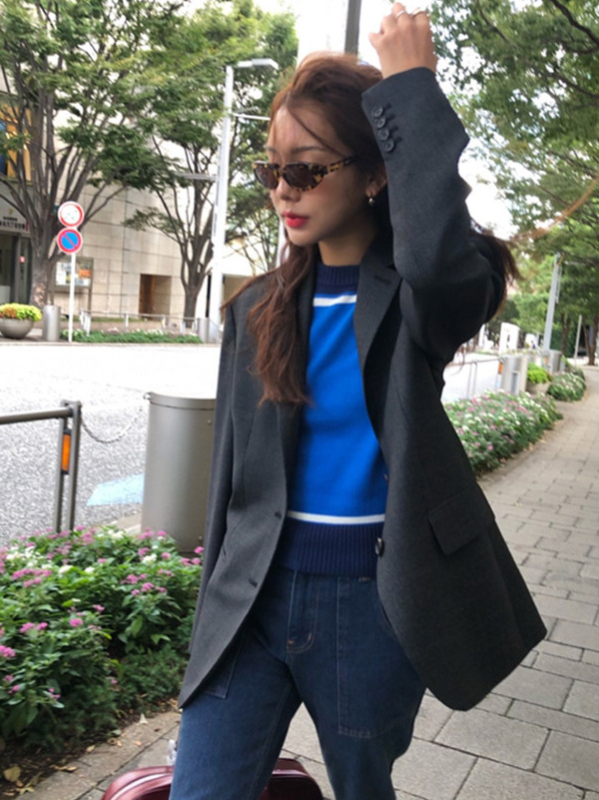 Женски блейзър от полиестер - текстуриран, едноцветен, средна дължина, прав силует, отпред с две копчета, дълги ръкави, пролет 2025.