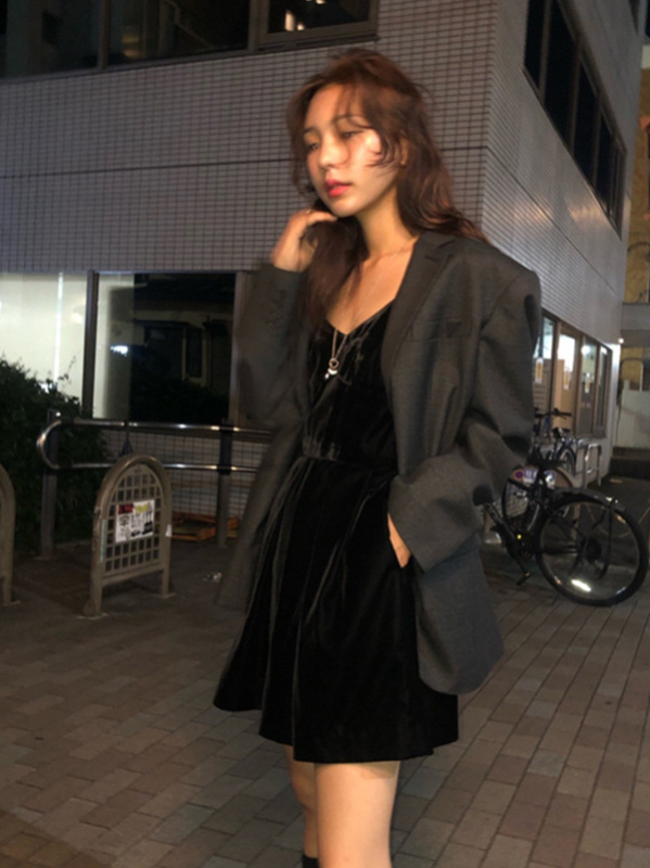 Женски блейзър от полиестер - текстуриран, едноцветен, средна дължина, прав силует, отпред с две копчета, дълги ръкави, пролет 2025.