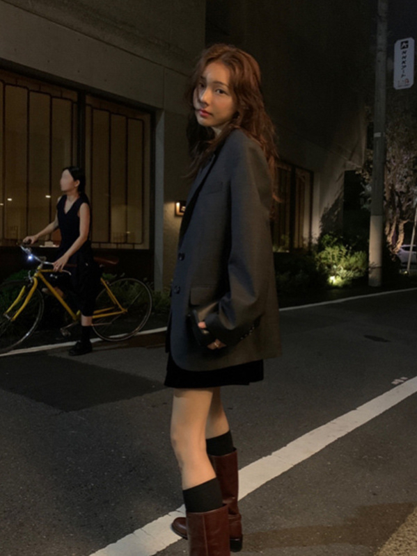 Женски блейзър от полиестер - текстуриран, едноцветен, средна дължина, прав силует, отпред с две копчета, дълги ръкави, пролет 2025.