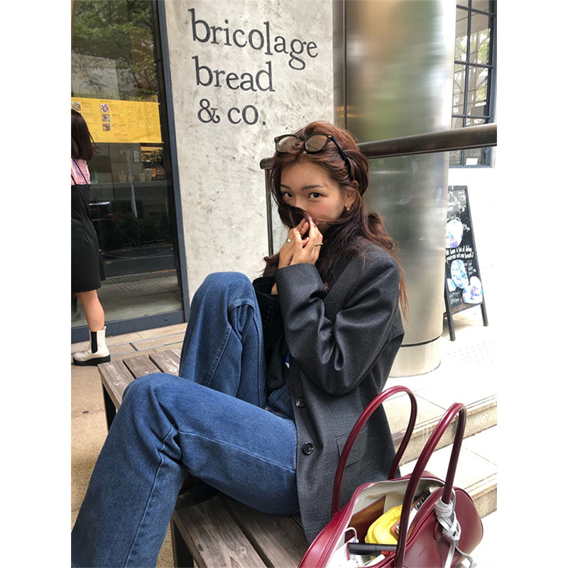 Женски блейзър от полиестер - текстуриран, едноцветен, средна дължина, прав силует, отпред с две копчета, дълги ръкави, пролет 2025.