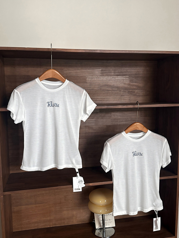 Bijeli pamukasti T shirt s okruglim izrezom, slobodnog kroja, kratkih rukava, natpisom slovima – Ljeto 2025