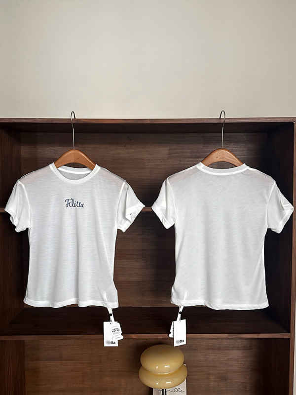 Bijeli pamukasti T shirt s okruglim izrezom, slobodnog kroja, kratkih rukava, natpisom slovima – Ljeto 2025
