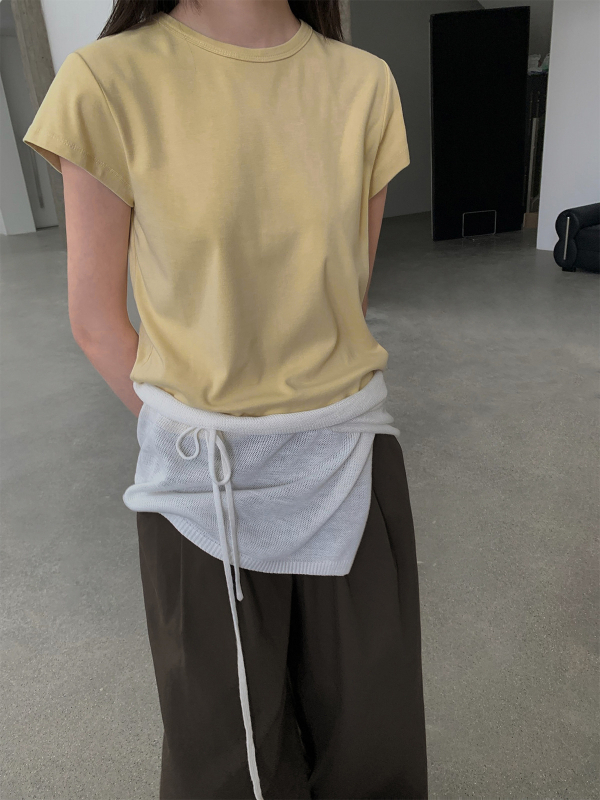Ženski T‑shirt s kratkim rukavima, okrugli izrez, uski kroj, teksturirani materijal, osnovni model za jesen 2025