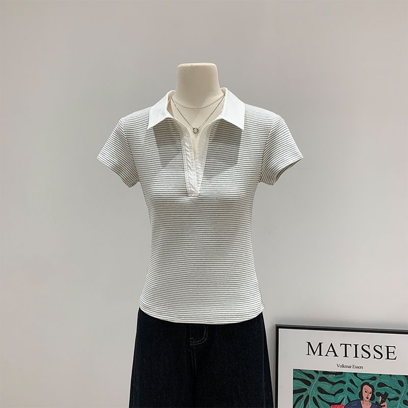 Ženski ljetni T‑shirt s prugama i blokovima boja, polo ovratnik, cropped, ravni rameni, minimalistički stil, retro američki stil, pamuk-spandeks.