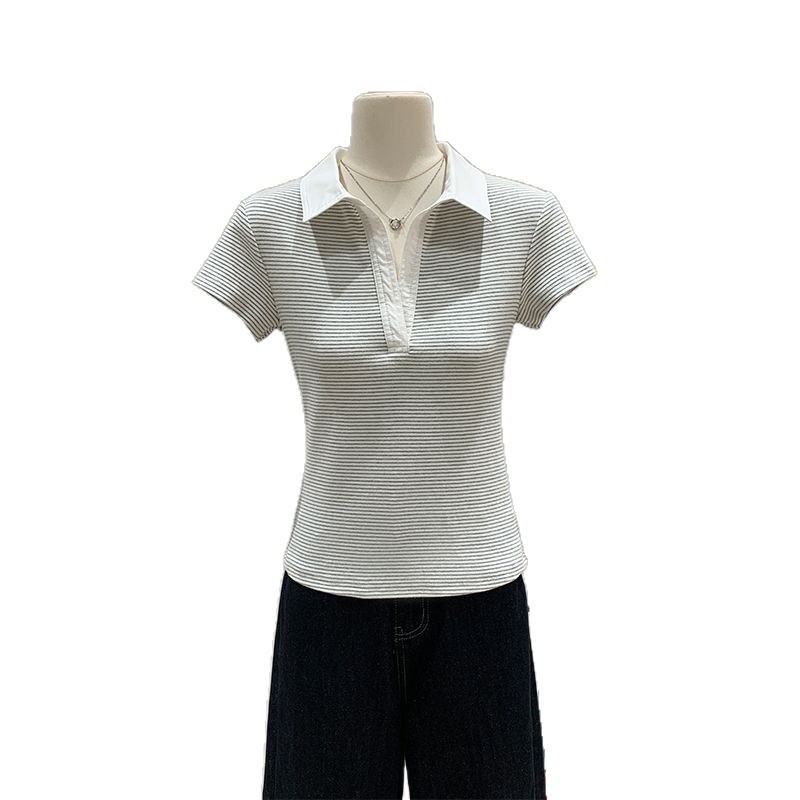 Ženski ljetni T‑shirt s prugama i blokovima boja, polo ovratnik, cropped, ravni rameni, minimalistički stil, retro američki stil, pamuk-spandeks.