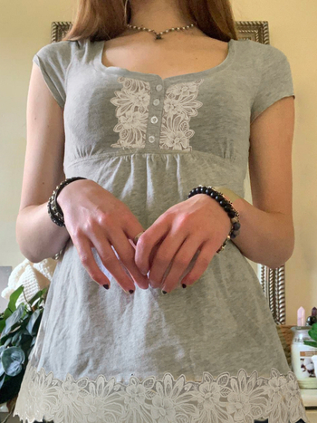 Ženski T-shirt u američkom stilu s čipkastim panelom i V-izrezom, kratki rukavi, gumbi, uski kroj, osnovni top