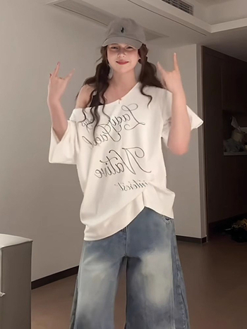 Ženski pamučni T-shirt s otvorenim ramenima, anime print, kratki rukavi, opuštena silueta, kosim ramenom dizajn