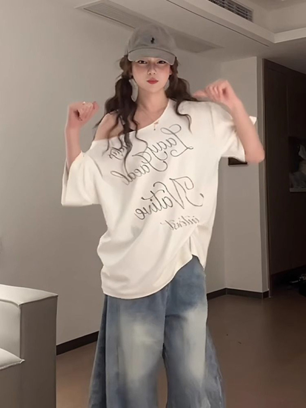 Ženski pamučni T-shirt s otvorenim ramenima, anime print, kratki rukavi, opuštena silueta, kosim ramenom dizajn