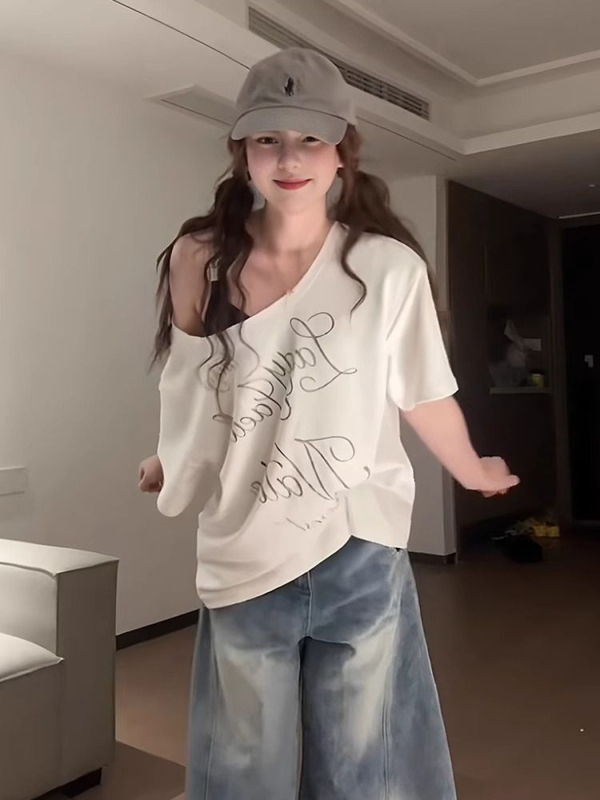 Ženski pamučni T-shirt s otvorenim ramenima, anime print, kratki rukavi, opuštena silueta, kosim ramenom dizajn