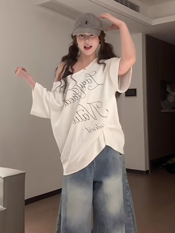 Ženski pamučni T-shirt s otvorenim ramenima, anime print, kratki rukavi, opuštena silueta, kosim ramenom dizajn