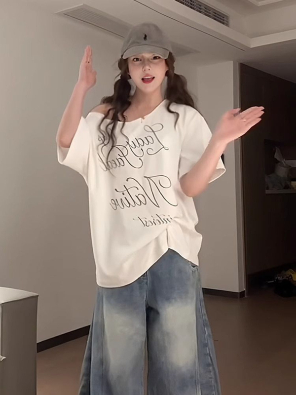 Ženski pamučni T-shirt s otvorenim ramenima, anime print, kratki rukavi, opuštena silueta, kosim ramenom dizajn