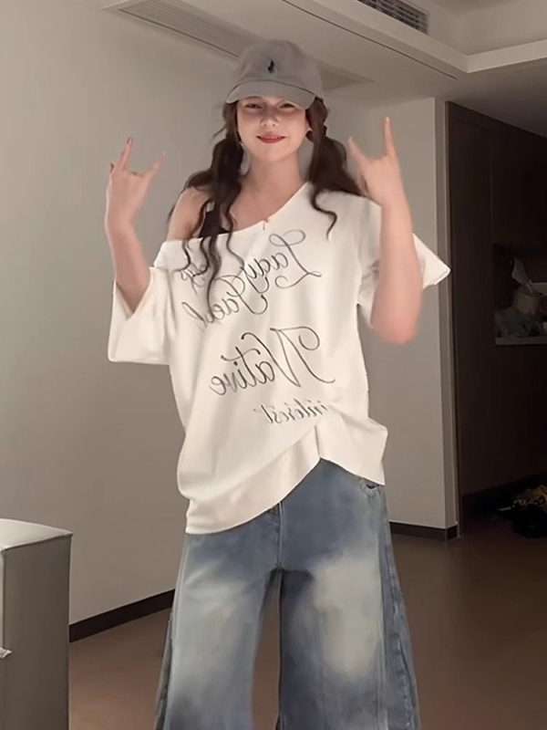 Ženski pamučni T-shirt s otvorenim ramenima, anime print, kratki rukavi, opuštena silueta, kosim ramenom dizajn