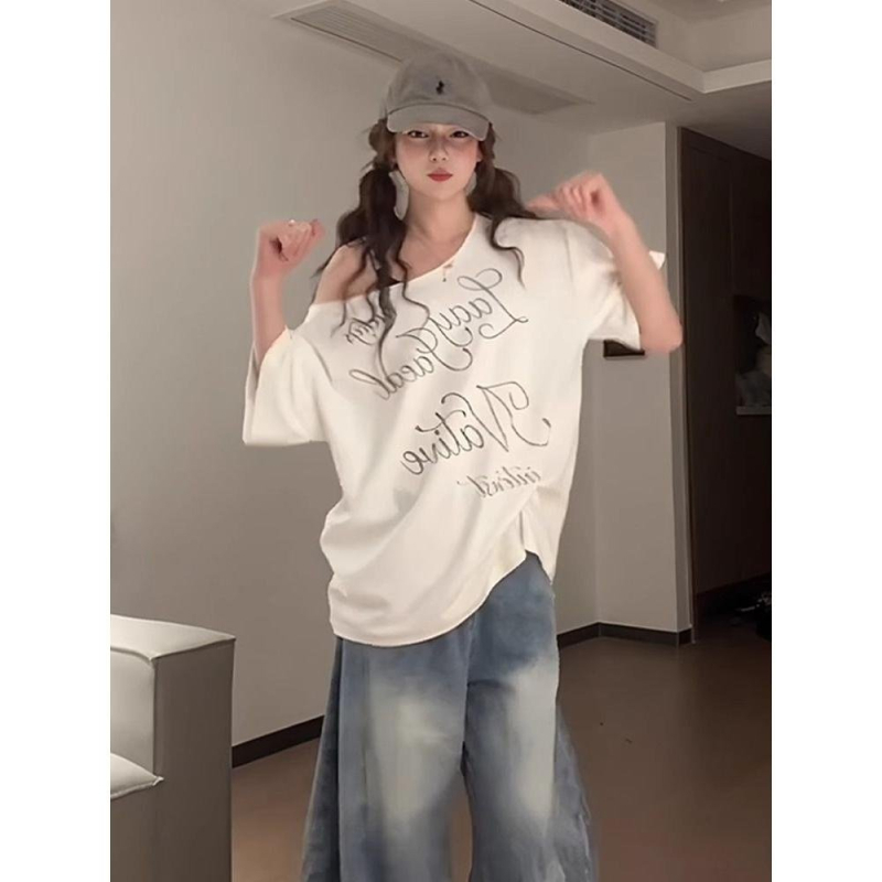 Ženski pamučni T-shirt s otvorenim ramenima, anime print, kratki rukavi, opuštena silueta, kosim ramenom dizajn