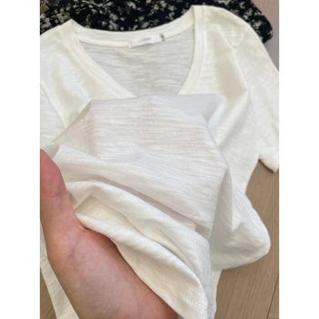 Bijeli ženski T-shirt od slub pamuka s V-izrezom, kratkim rukavima, udobnog ležernog kroja za ljeto, prozračan