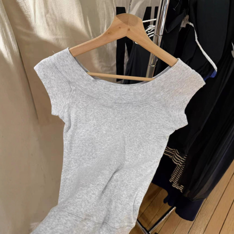BM stil ženski pamukasti T‑shirt uskog kroja, siva ribana tekstura, okrugli izrez, jedno rame, kratki rukavi, uski kroj, Feifei rukavi, ljetni top