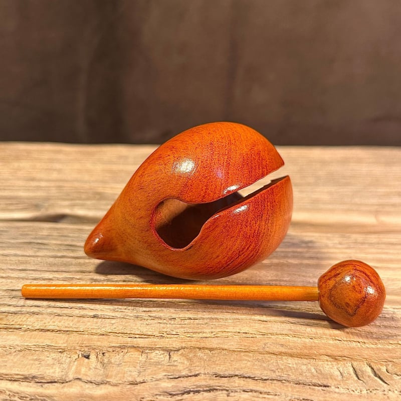 Drevena ručno izrezbarena riba – prenosni udarni instrument, budistički stil, mali ukras
