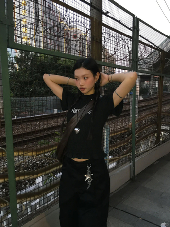 Ženski T‑shirt s čipkastim rubom i natpisom, uski kroj, kratke rukave, okrugli izrez, hongkonški retro stil