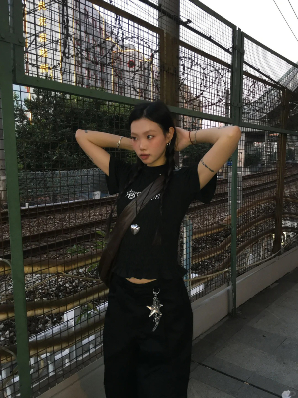 Ženski T‑shirt s čipkastim rubom i natpisom, uski kroj, kratke rukave, okrugli izrez, hongkonški retro stil