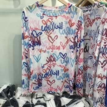 Plus veličine ženski T-shirt s dugim rukavima, mrežasti materijal, UV zaštita, šareni natpis slova, graffiti stil, ljetni komad