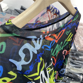 Plus veličine ženski T-shirt s dugim rukavima, mrežasti materijal, UV zaštita, šareni natpis slova, graffiti stil, ljetni komad