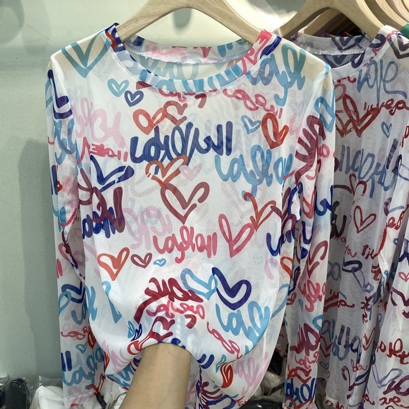 Plus veličine ženski T-shirt s dugim rukavima, mrežasti materijal, UV zaštita, šareni natpis slova, graffiti stil, ljetni komad