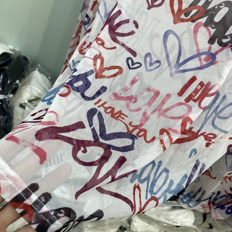 Plus veličine ženski T-shirt s dugim rukavima, mrežasti materijal, UV zaštita, šareni natpis slova, graffiti stil, ljetni komad