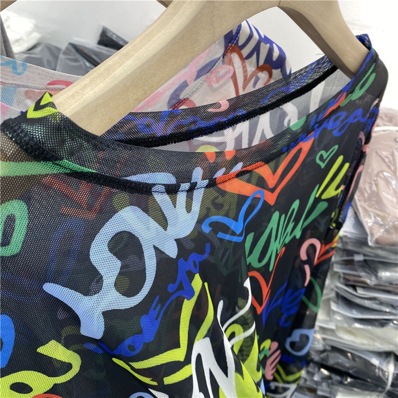 Plus veličine ženski T-shirt s dugim rukavima, mrežasti materijal, UV zaštita, šareni natpis slova, graffiti stil, ljetni komad
