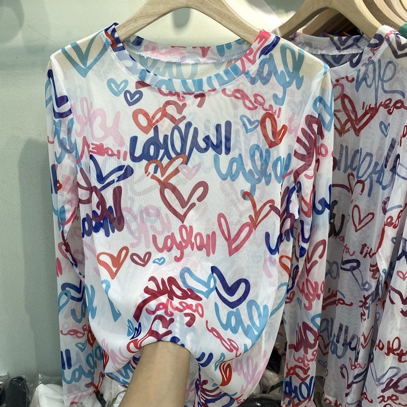 Plus veličine ženski T-shirt s dugim rukavima, mrežasti materijal, UV zaštita, šareni natpis slova, graffiti stil, ljetni komad