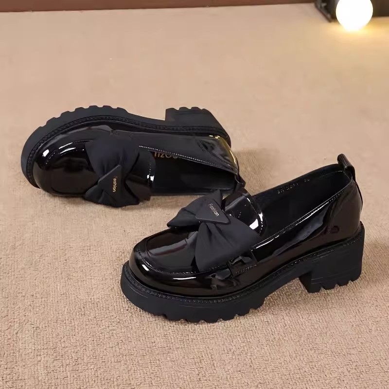 Ženske loaferice s mekanom i debelom potplatom, patent koža, srednja visina potpetice, mašna, sjajna koža
