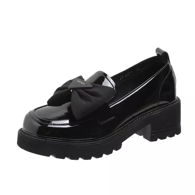 Ženske loaferice s mekanom i debelom potplatom, patent koža, srednja visina potpetice, mašna, sjajna koža